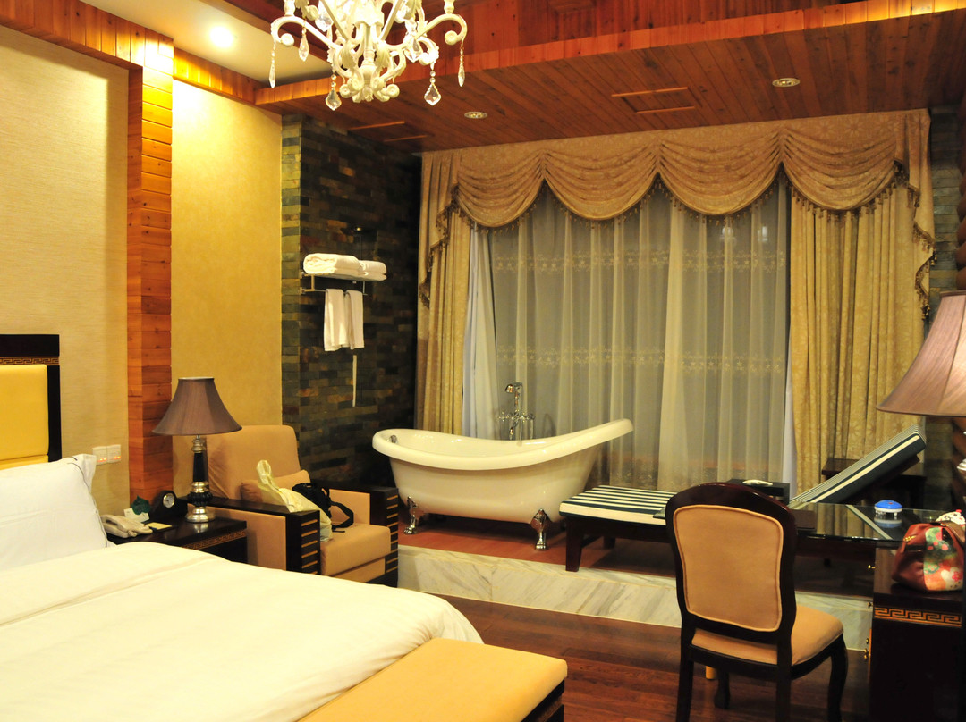 泸沽湖银湖岛大酒店主图