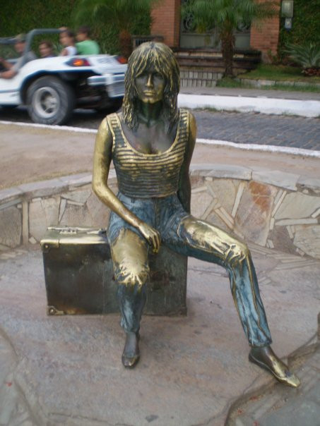 Brigitte Bardot Statue-布基亚斯必去景点