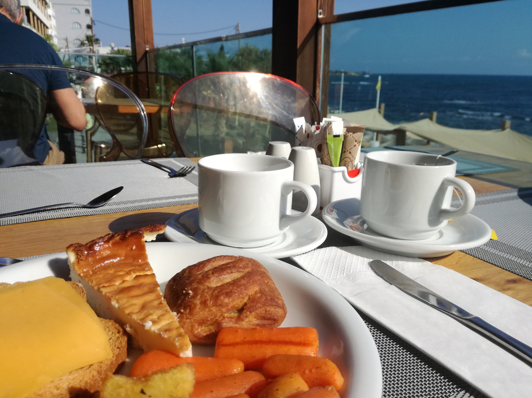 Golden Beach Hotel主图