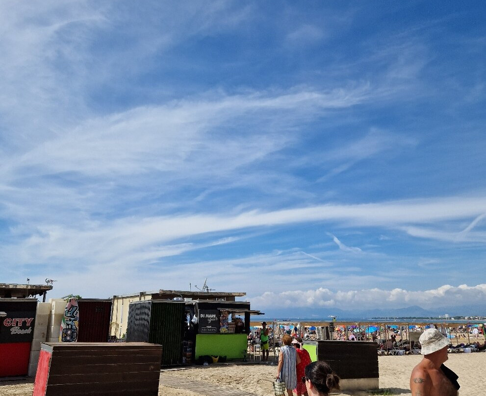 Els Pilons Beach景点图片