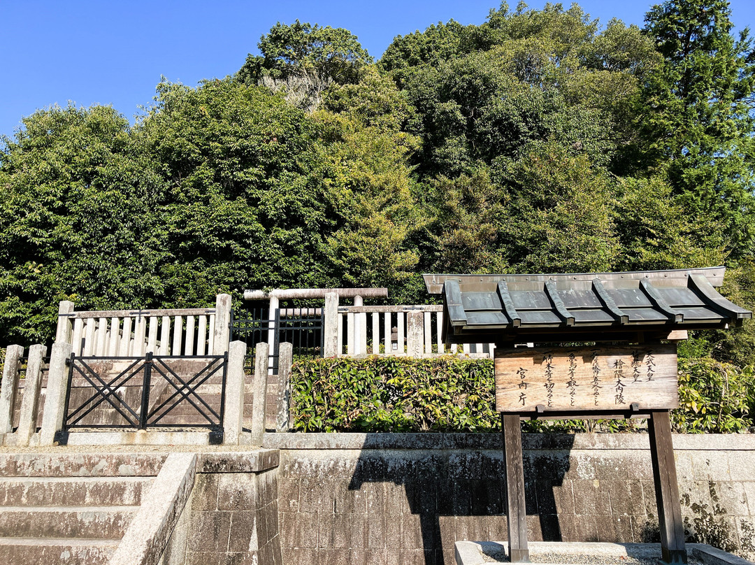 Grave of the Emperors Tenmu and Jito景点图片