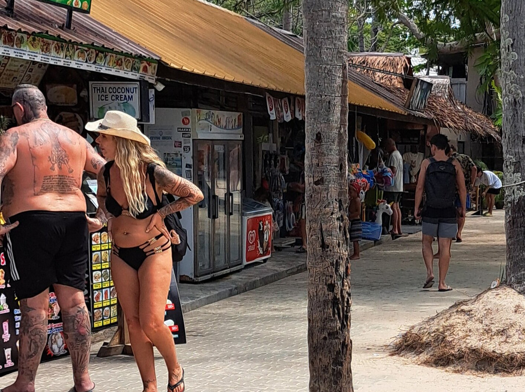 Railay Walking Street景点图片