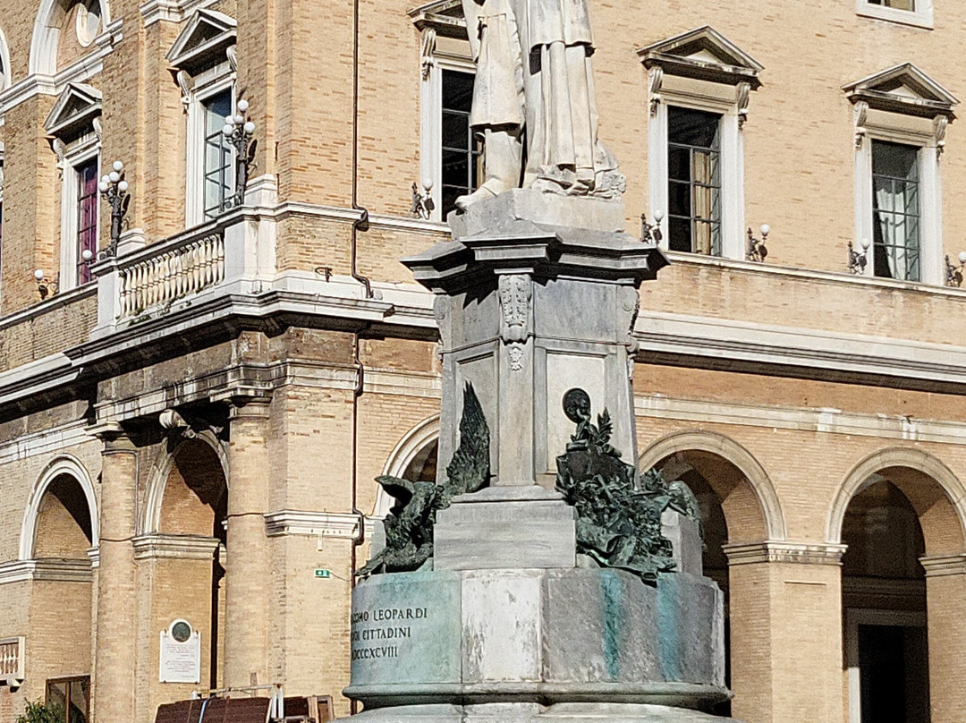 Piazza Giacomo Leopardi e Palazzo Comunale景点图片