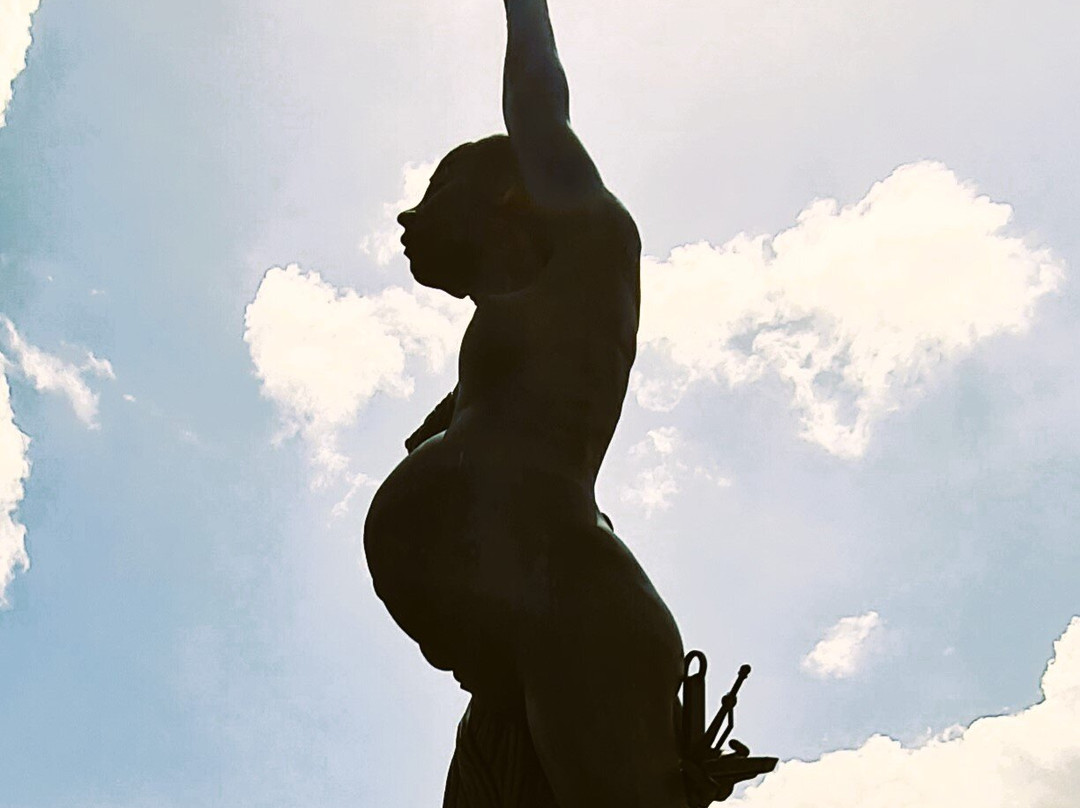 Verity Statue-伊尔弗勒科姆必去景点