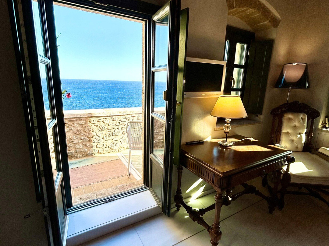 Moni Emvasis Luxury Suites主图