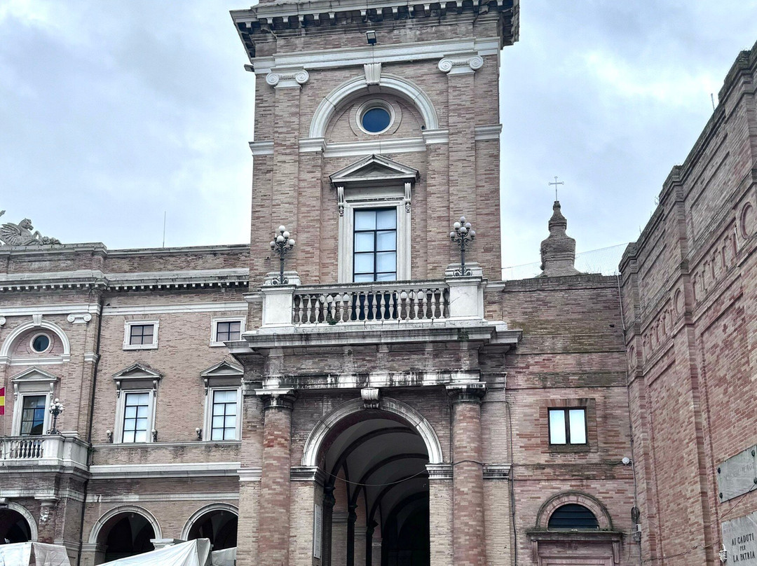 Piazza Giacomo Leopardi e Palazzo Comunale景点图片