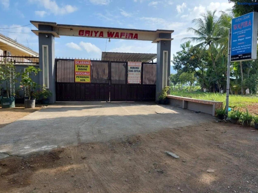 Oyo 93525 Griya Wafira Trenggalek Syaria
