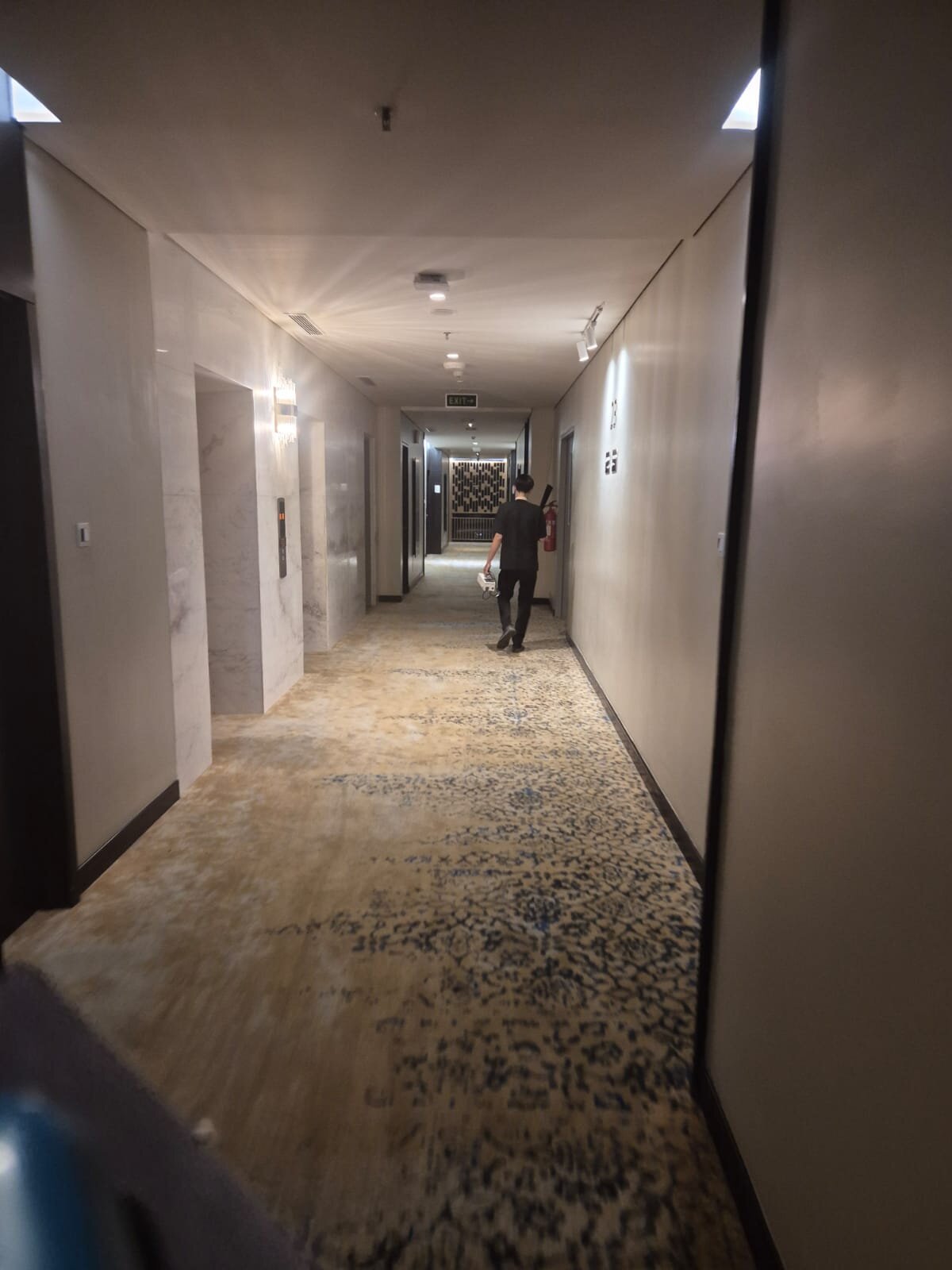 Whiz Luxe Hotel Spazio Surabaya-浴室