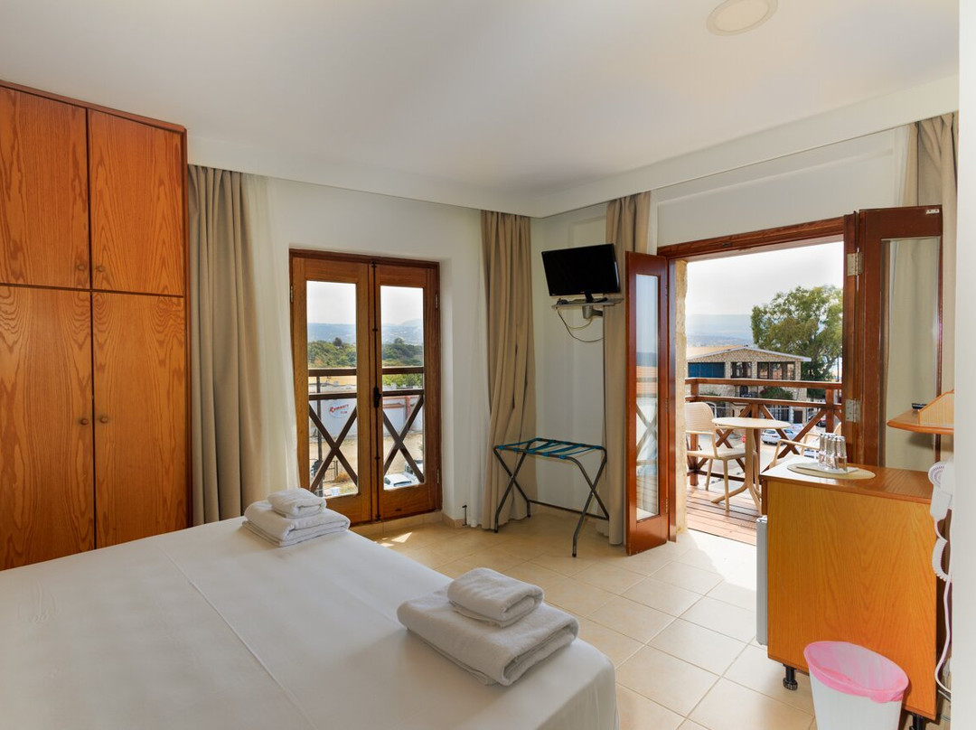 Y&p Latchi Hotel主图