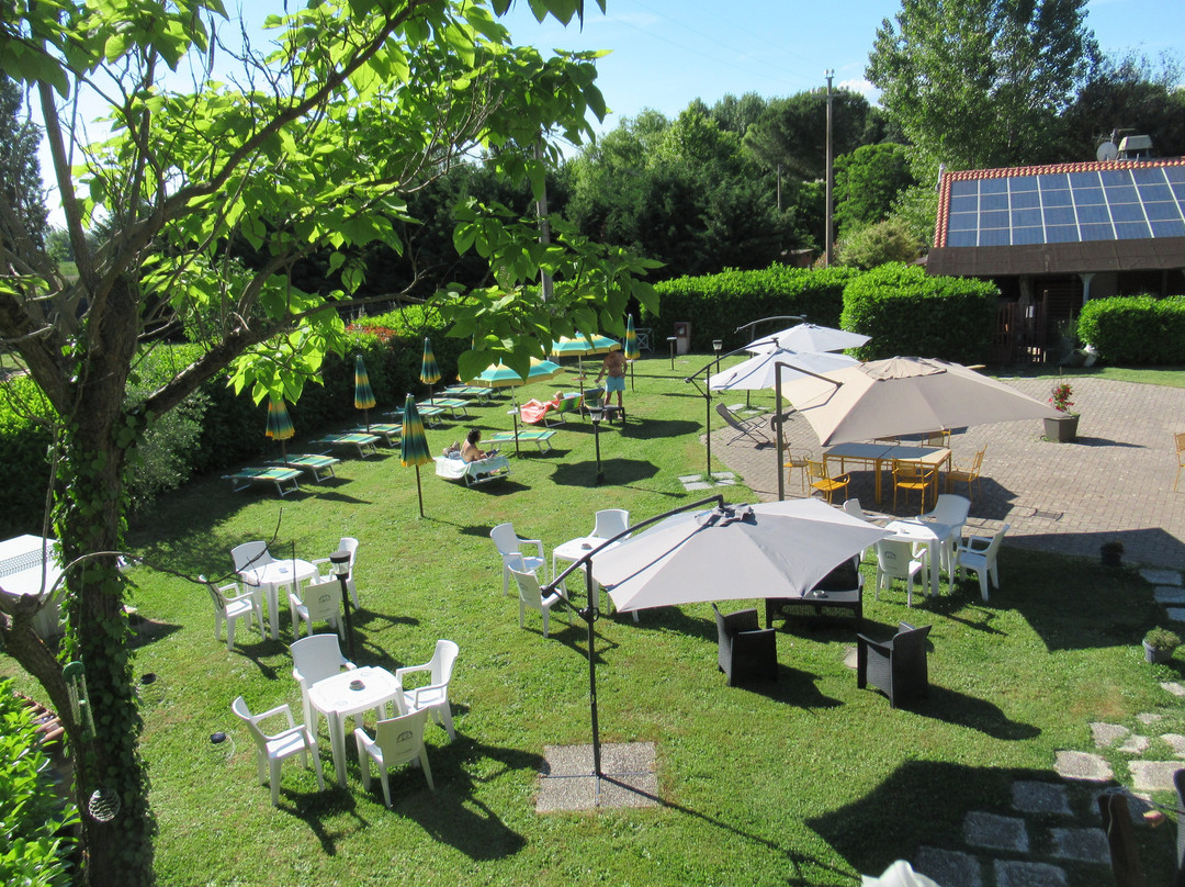 别墅湖泊酒店主图