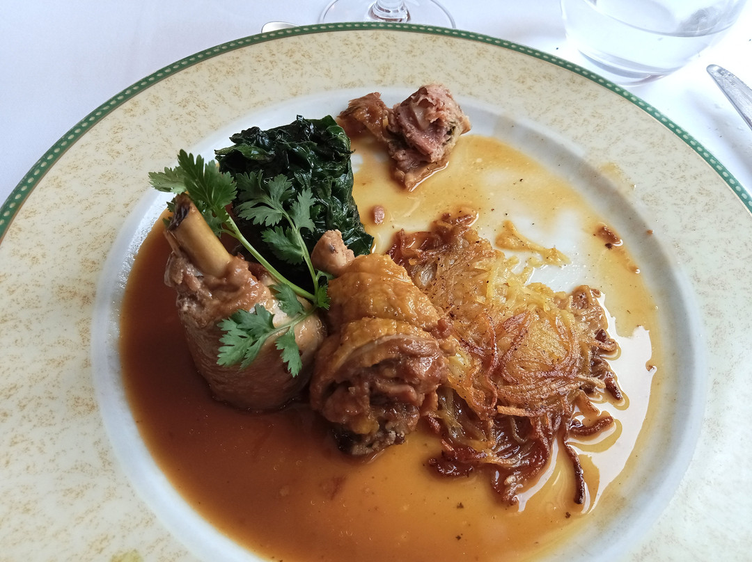 布瓦菱酒店主图