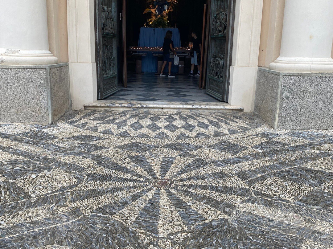 Basilica di San Nicolò-彼得拉－利古雷必去景点