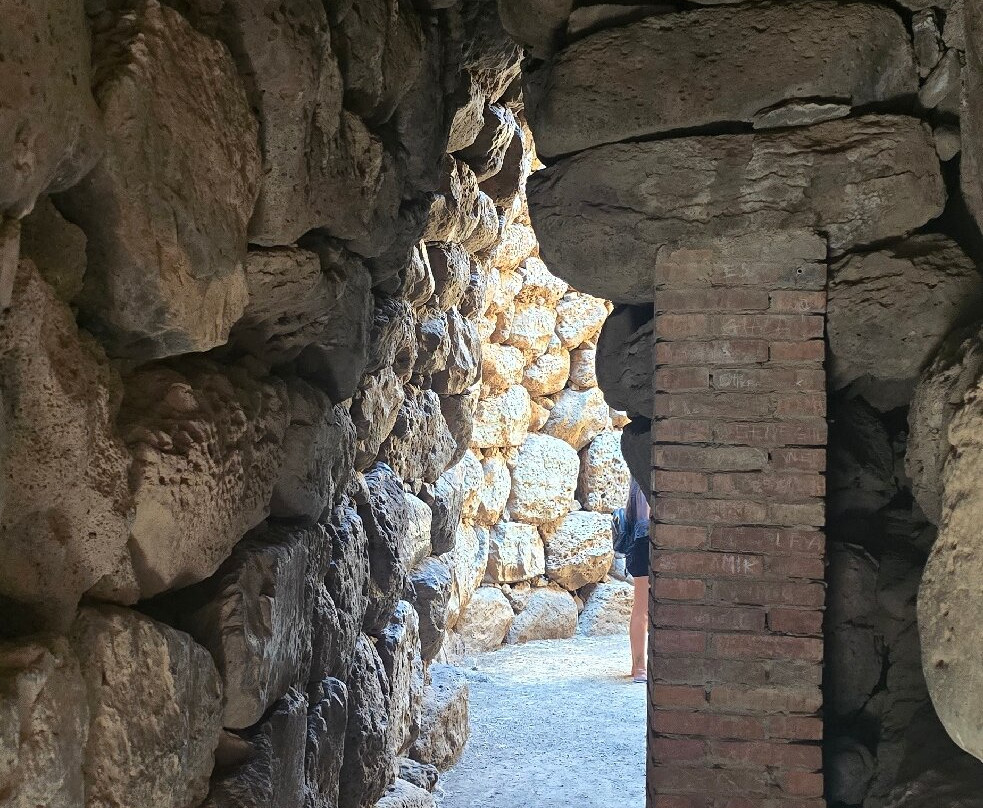 Nuraghe Losa-Abbasanta必去景点