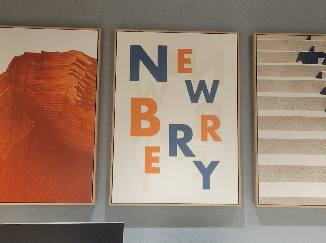 纽贝里快捷假日及套房酒店主图