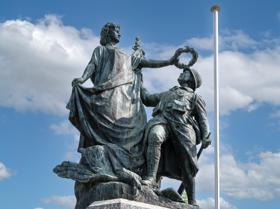 Monument Aux Morts-拉布尔布尔必去景点