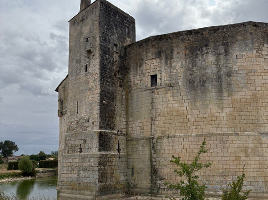 Chateau Fort De La Fée Mélusine-Saint Jean d'Angle必去景点