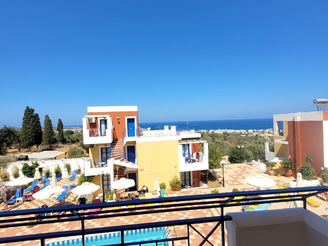 Astra Village & Suites主图