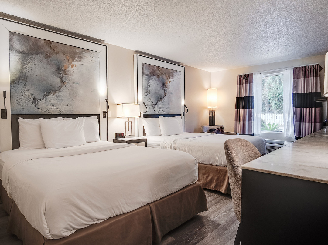 Cottonwood Suites Savannah Hotel & Conference Center