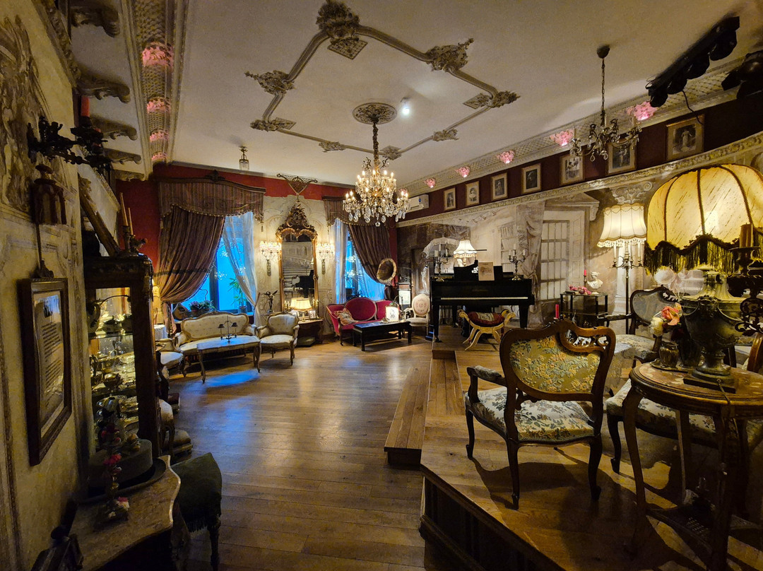 Muzeul Micul Paris (The Little Paris Museum)