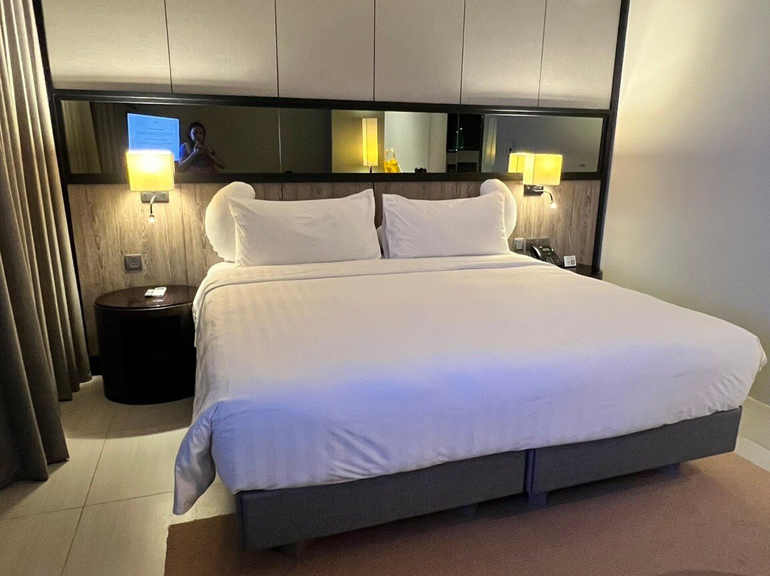 Whiz Luxe Hotel Spazio Surabaya主图