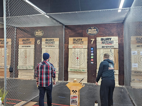 Bury The Hatchet Bensalem - Axe Throwing-费城必去景点