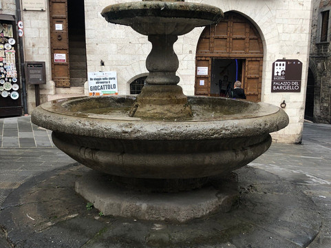 Fontana del Bargello-古比奥必去景点