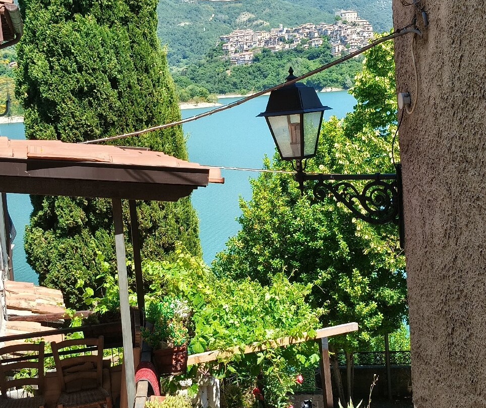 Lago del Turano-Castel di Tora必去景点
