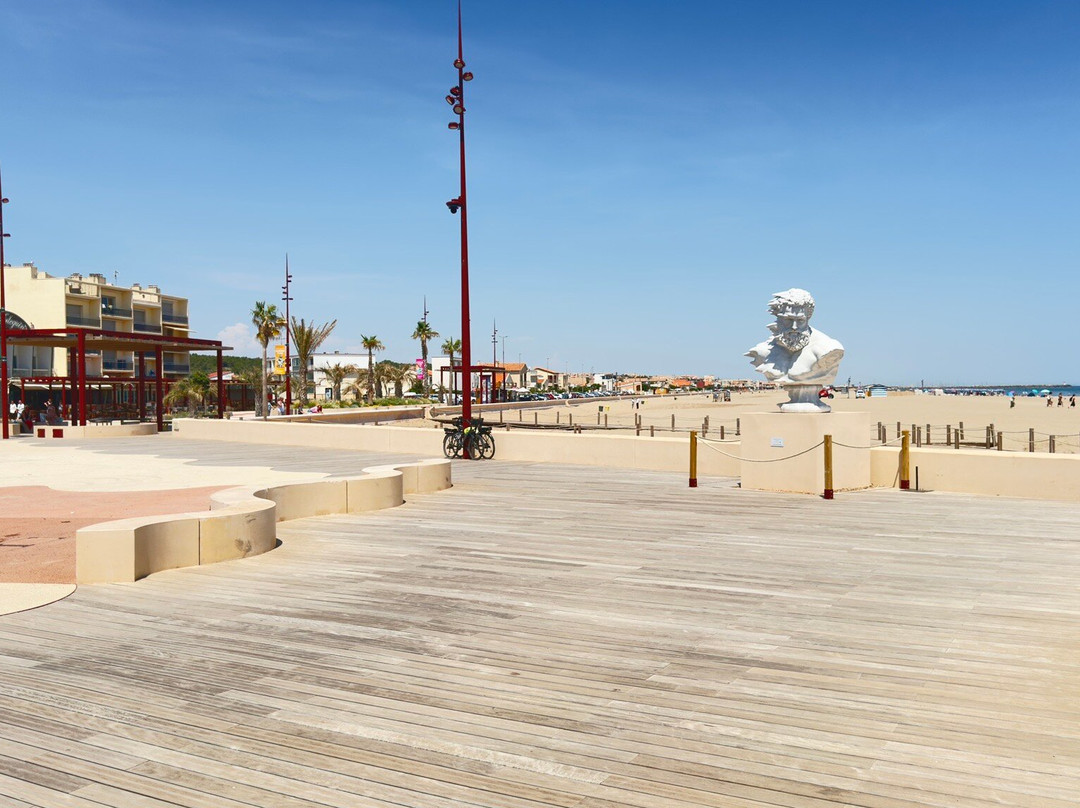 Plage Des Terrasses De La Mer.
