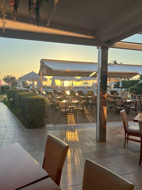 Three Brothers Pool Bar-Restaurant-Hotel-旅行者