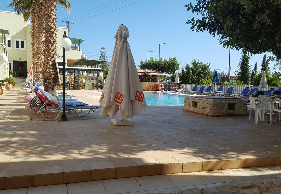 Dionysos Apartments & Studios