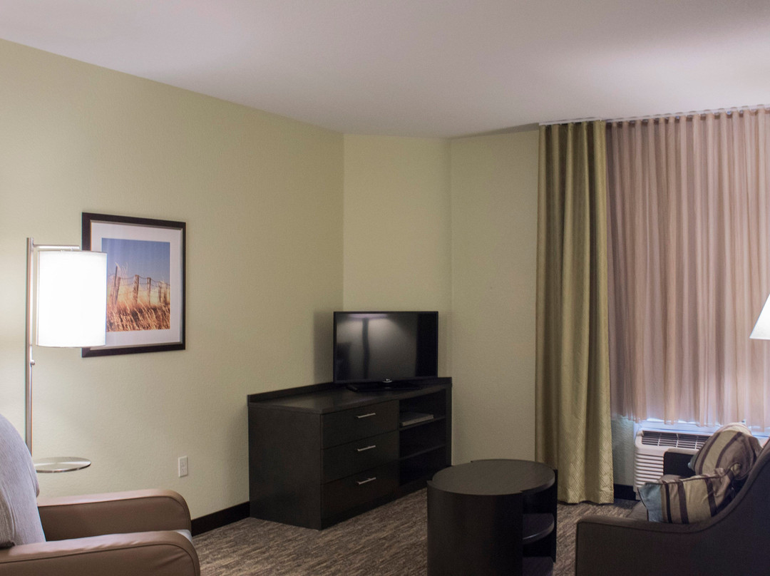 俾斯麦烛木套房酒店主图