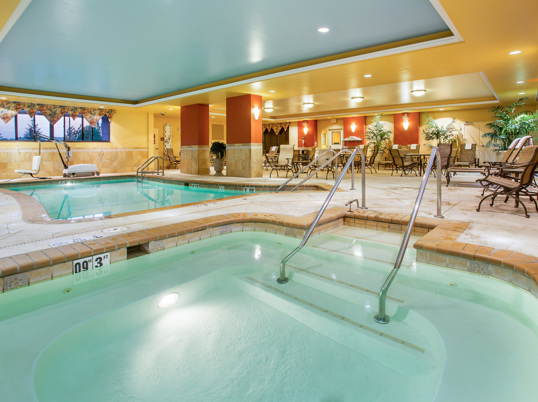 布卢明顿智选假日套房酒店主图