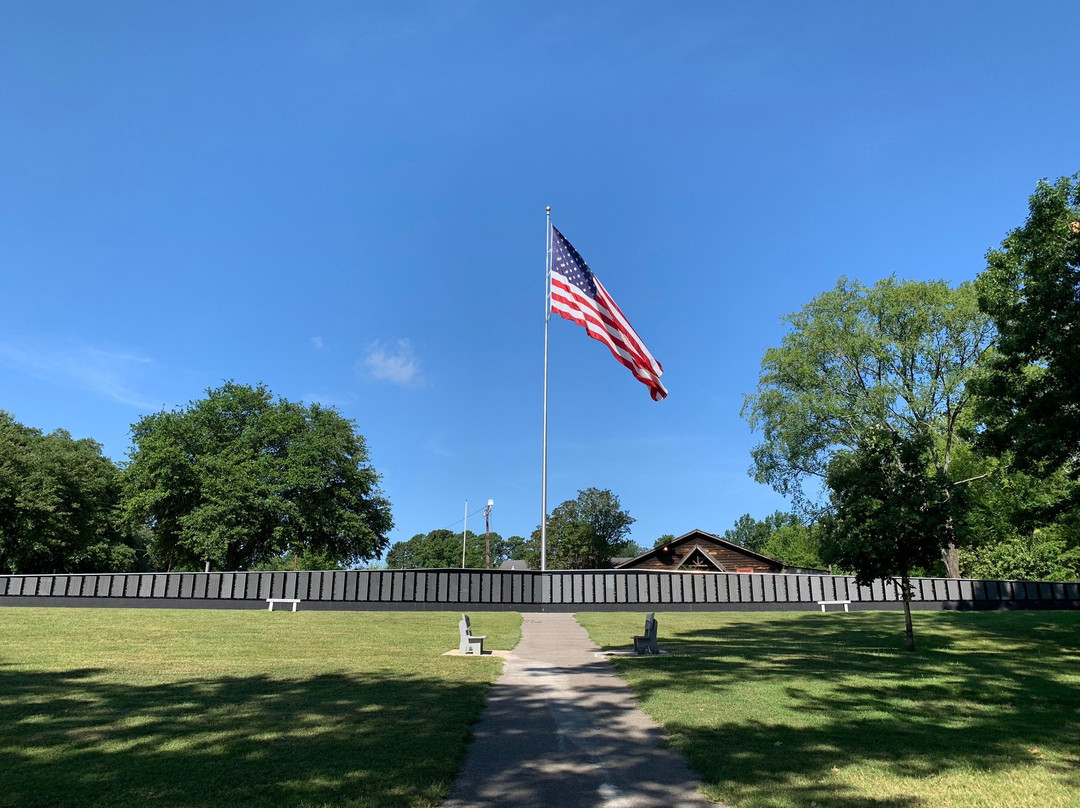 Veterans Plaza and Vietnam Wall Replica景点图片