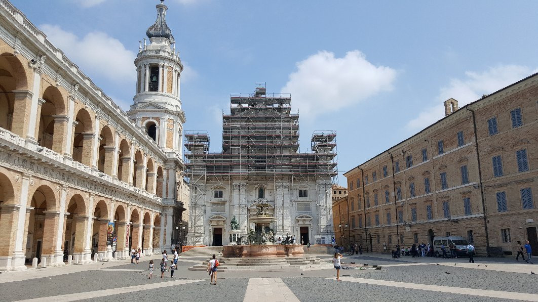 Piazza della Madonna景点图片