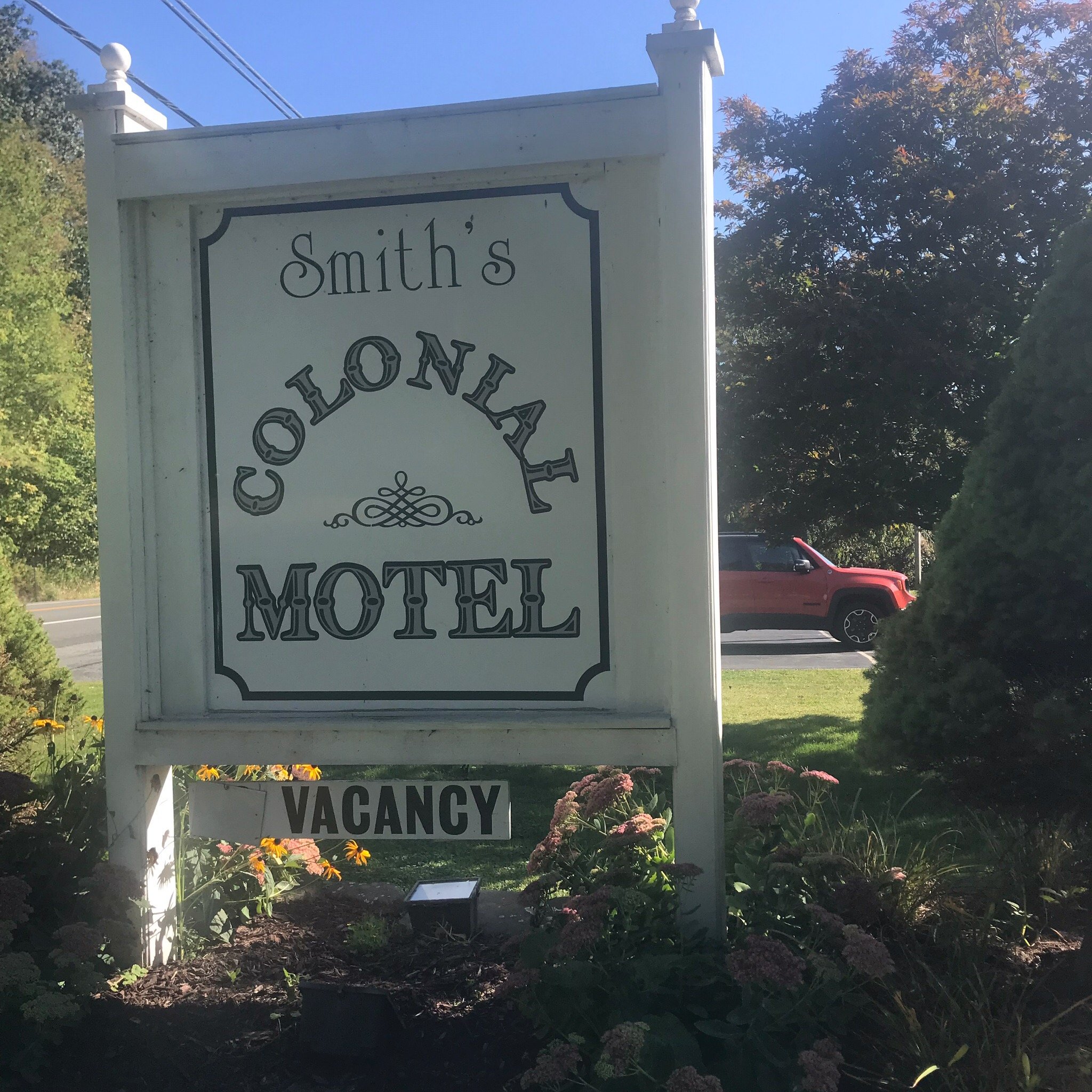 Smith's Colonial Motel-官方