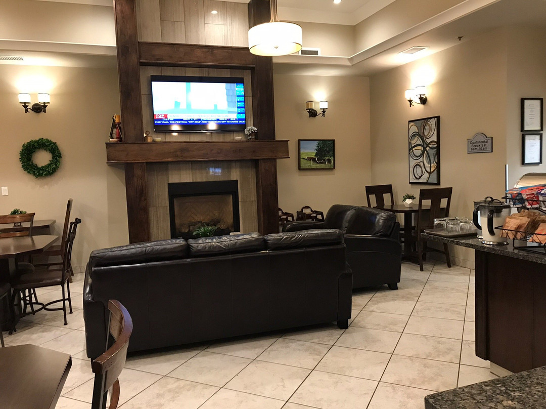 Ramada by Wyndham Emerald Park/Regina East主图