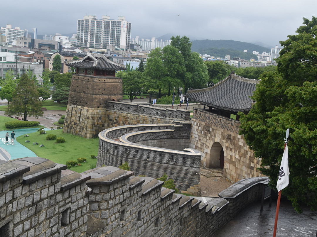 Hwaseomun Gate-水原市必去景点