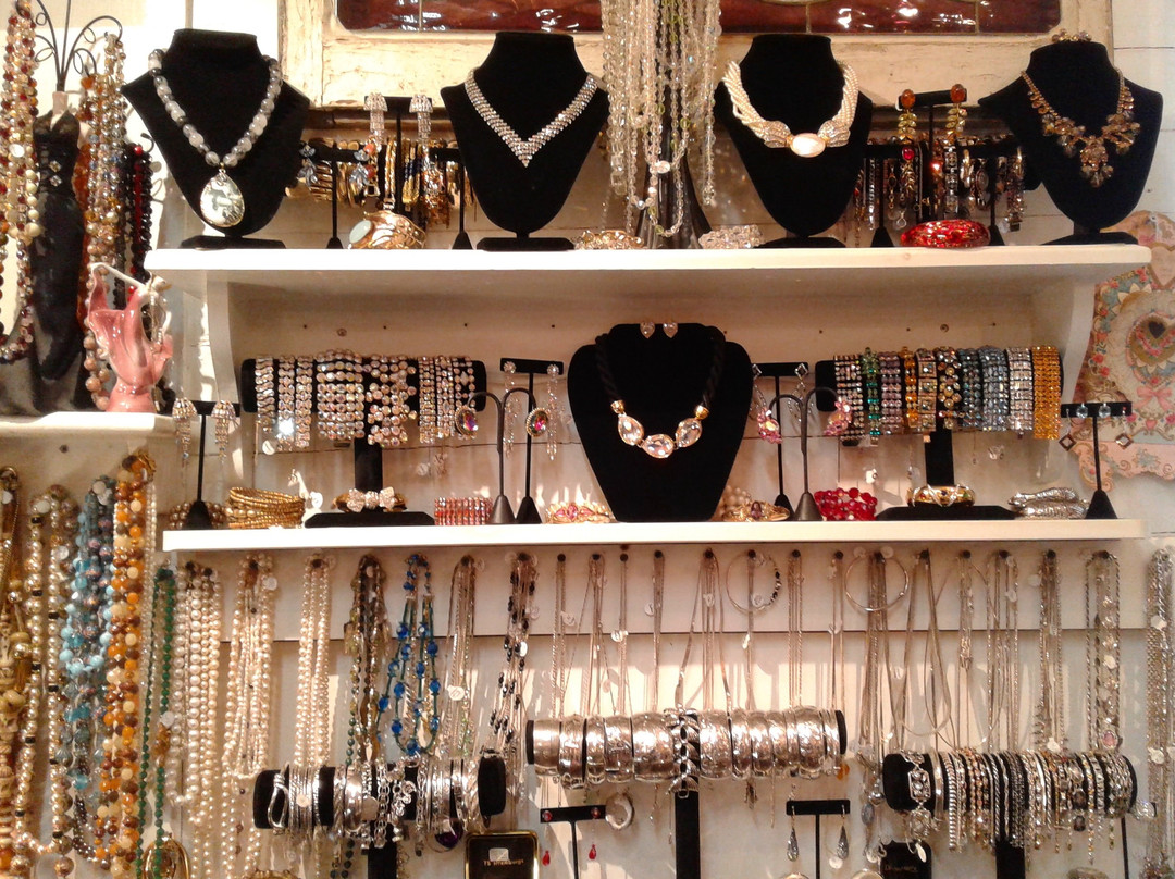 Old Ridge Antiques-St. Stephen必去景点