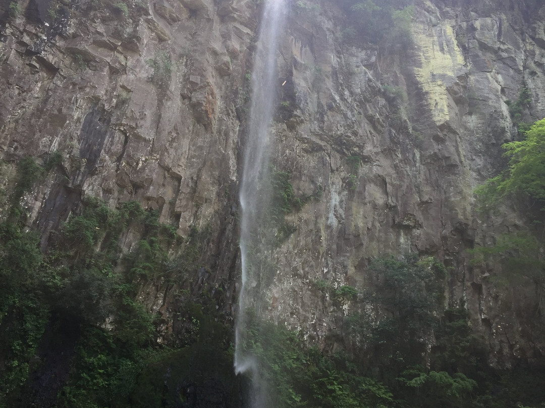 Higashi Shiya Falls景点图片
