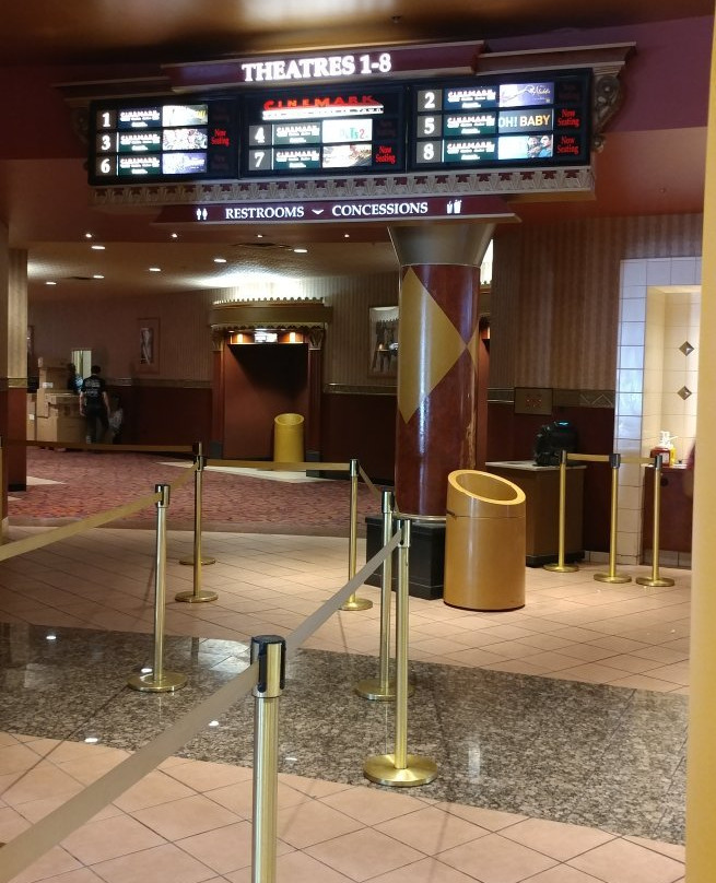 Cinemark Seven Bridges and IMAX-Woodridge必去景点