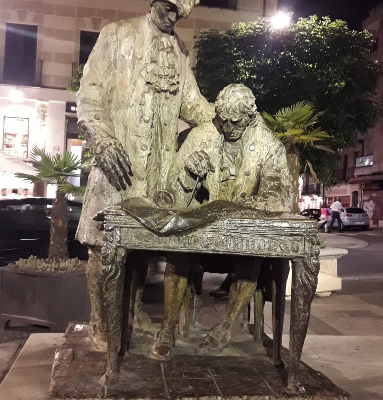 Monumento a Alberto Churriguera y al Conde Francos-萨拉曼卡必去景点