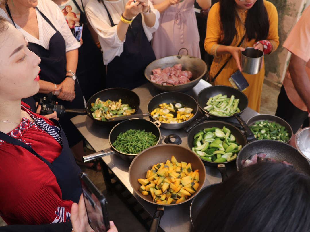 The Authentic Cooking & Demonstration-加勒必去景点