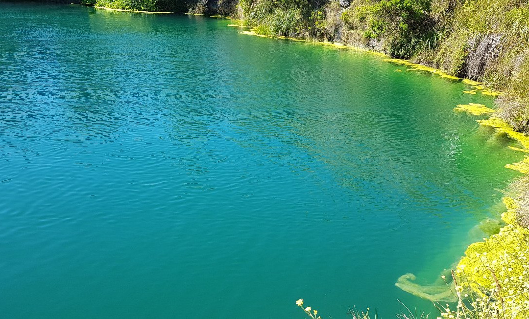 Little Blue Lake景点图片