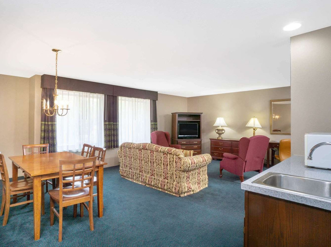 Super 8 by Wyndham Harrison OH主图