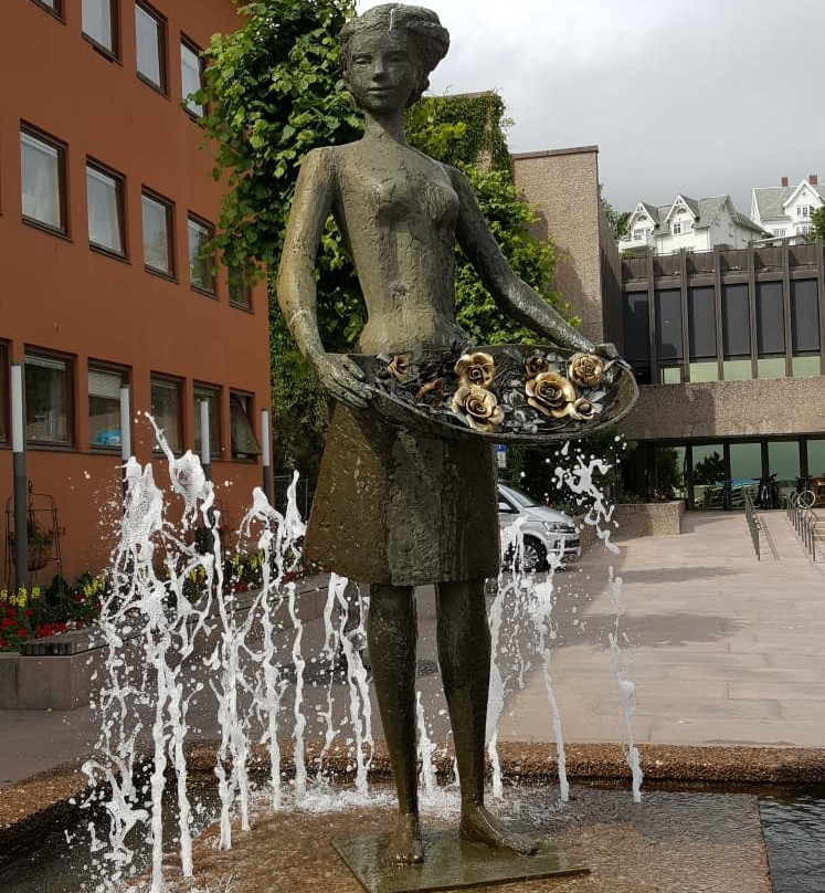 The Rose Maiden Molde Town Hall景点图片