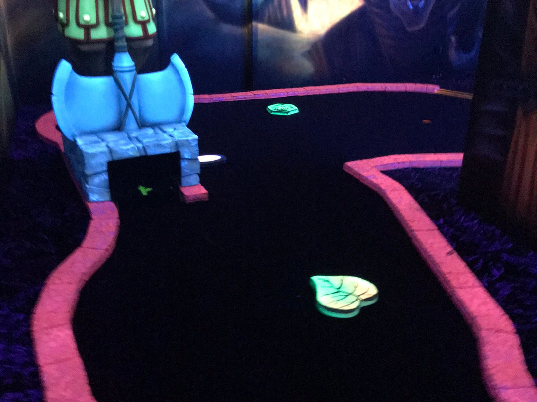 Dragon's Tale Blacklight Mini Golf景点图片