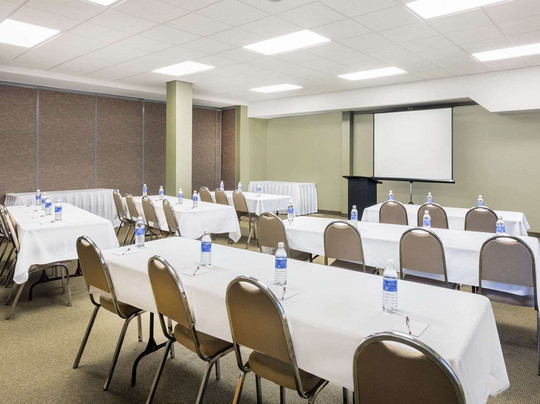 Ramada by Wyndham Clairmont/Grande Prairie主图