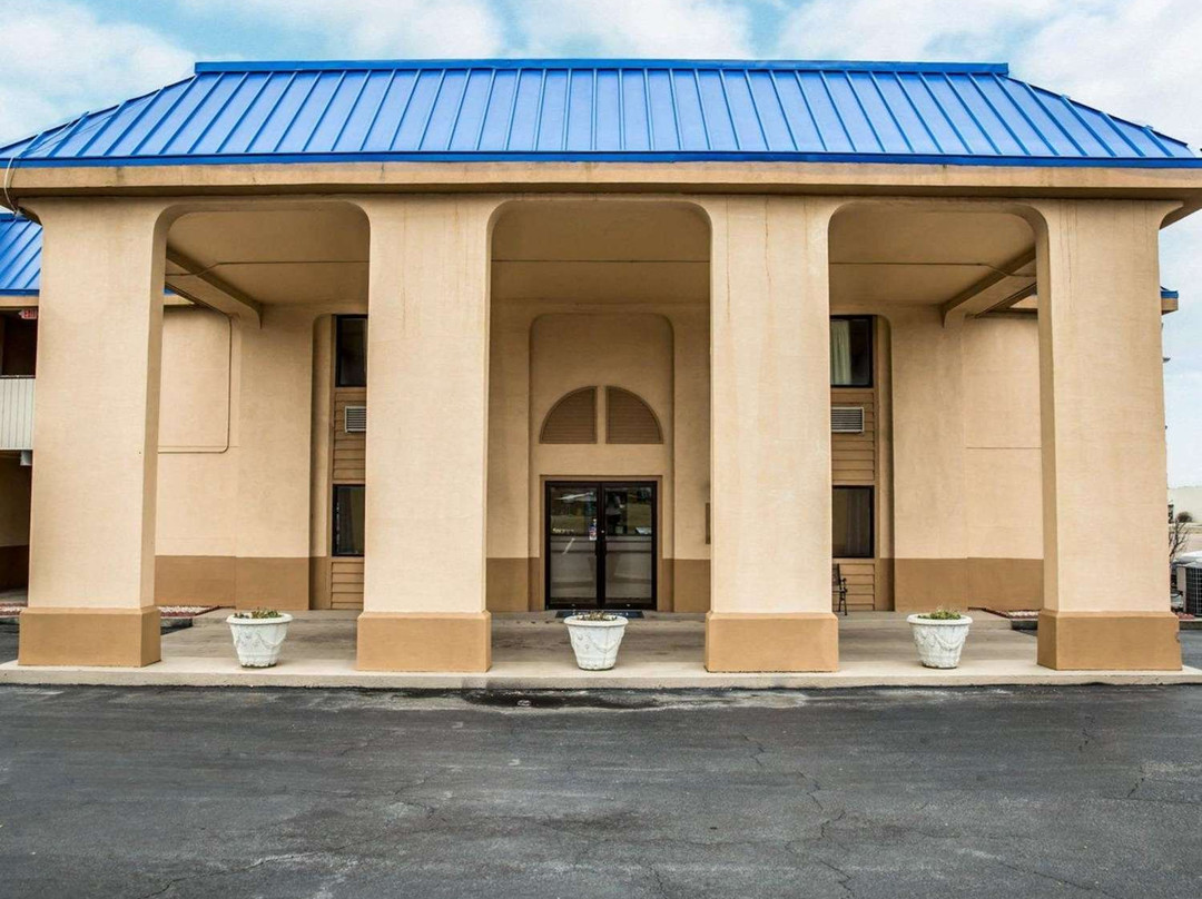 Rodeway Inn & Suites Plymouth Hwy 64主图