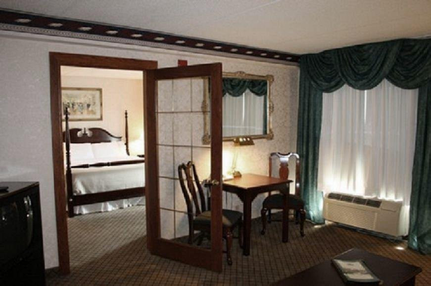 The Plaza Hotel & Suites主图