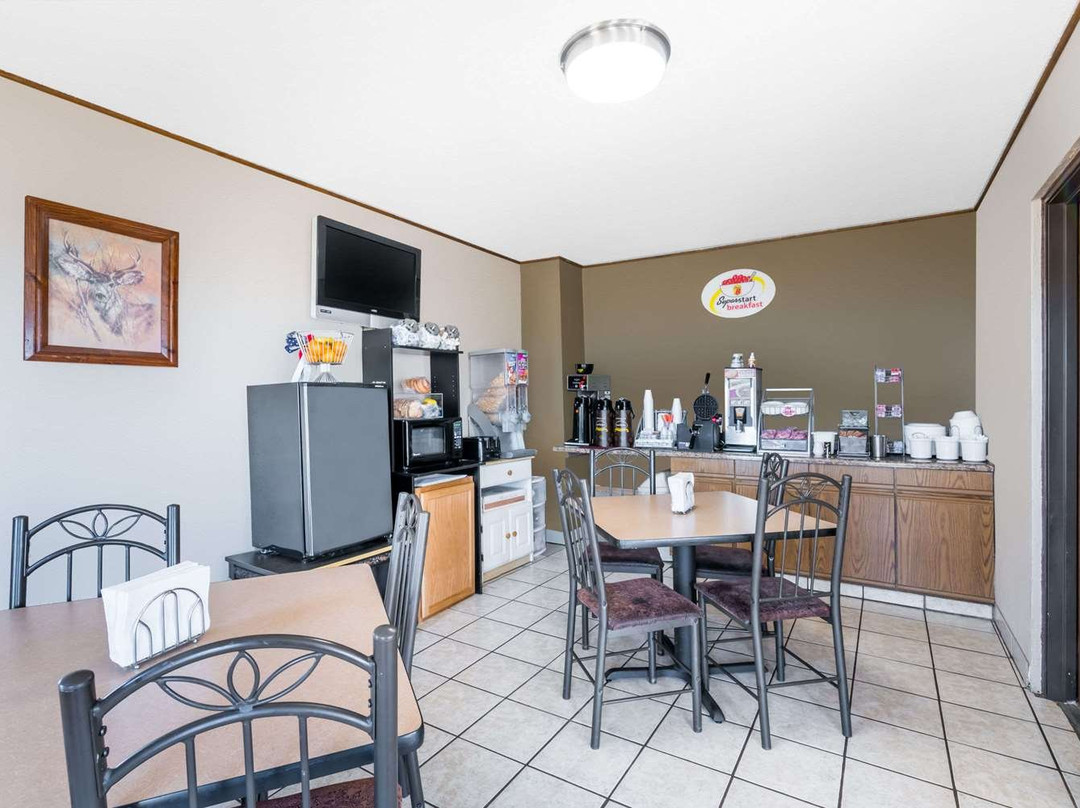 Super 8 by Wyndham Bowman主图